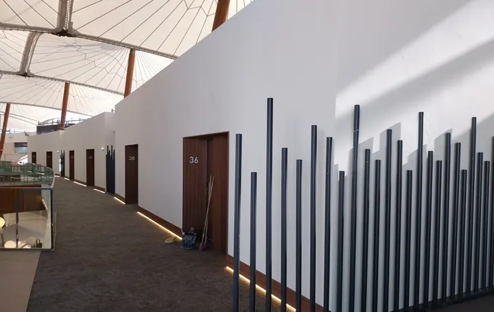 Galeria exterior de quartos sob cobertura em tela