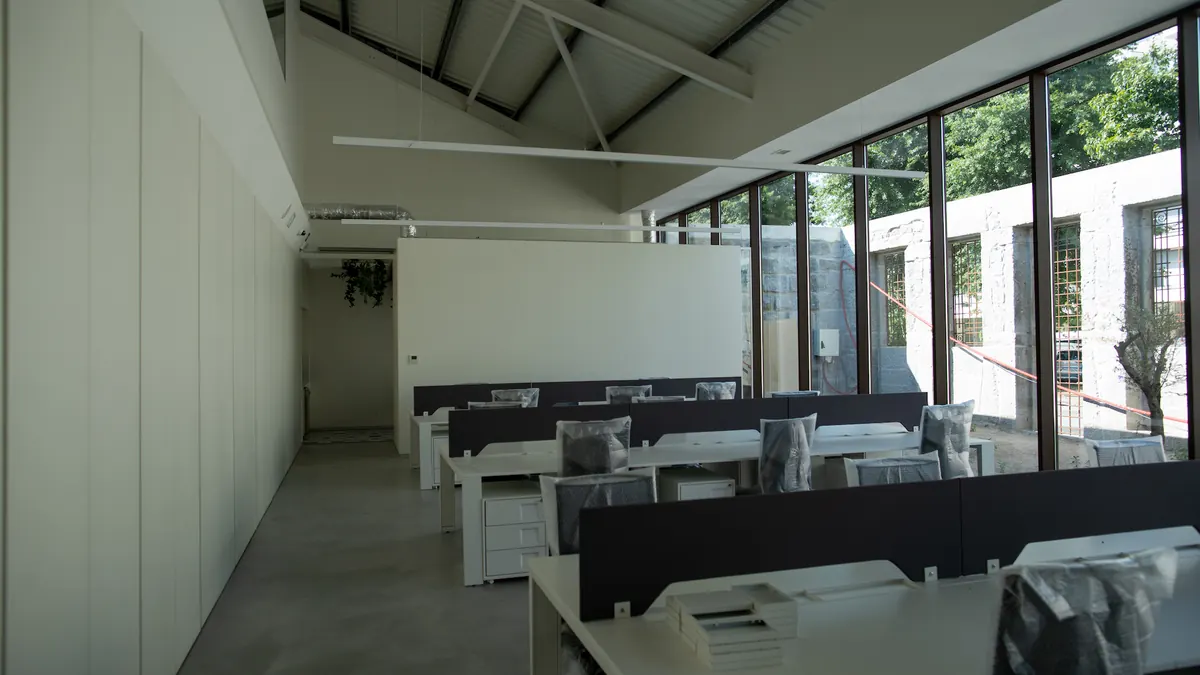 Espaço de escritório amplo e iluminado, entregue pronto a usar