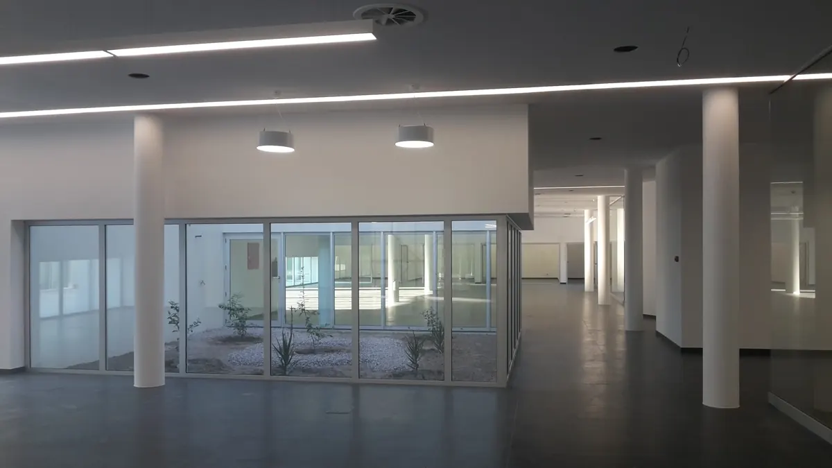 Interior de edifício de serviços entregue pela Simple Lines, com pátio envidraçado
