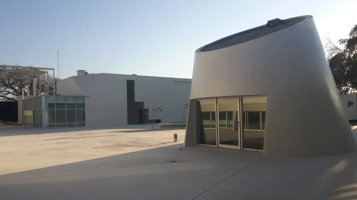 Volume cónico branco com entrada envidraçada