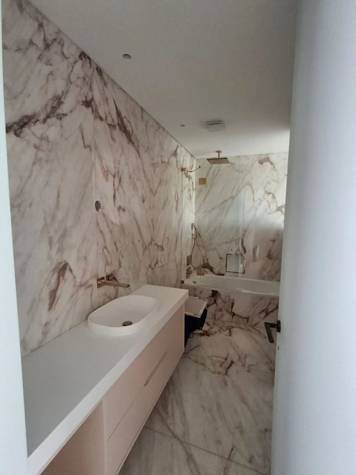 Casa de banho em mármore branco