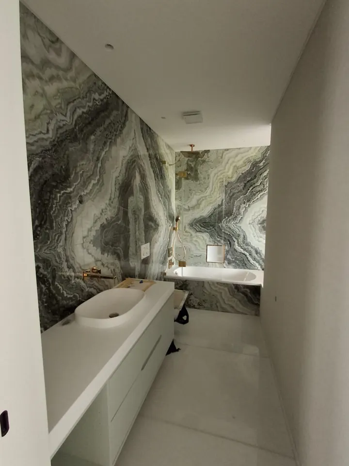 Casa de banho com pedra verde de veio marcado